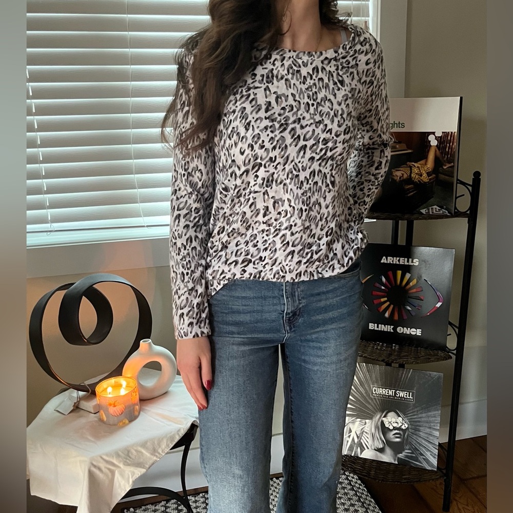 Cute fuzzy animal print long sleeve top, in great condition!